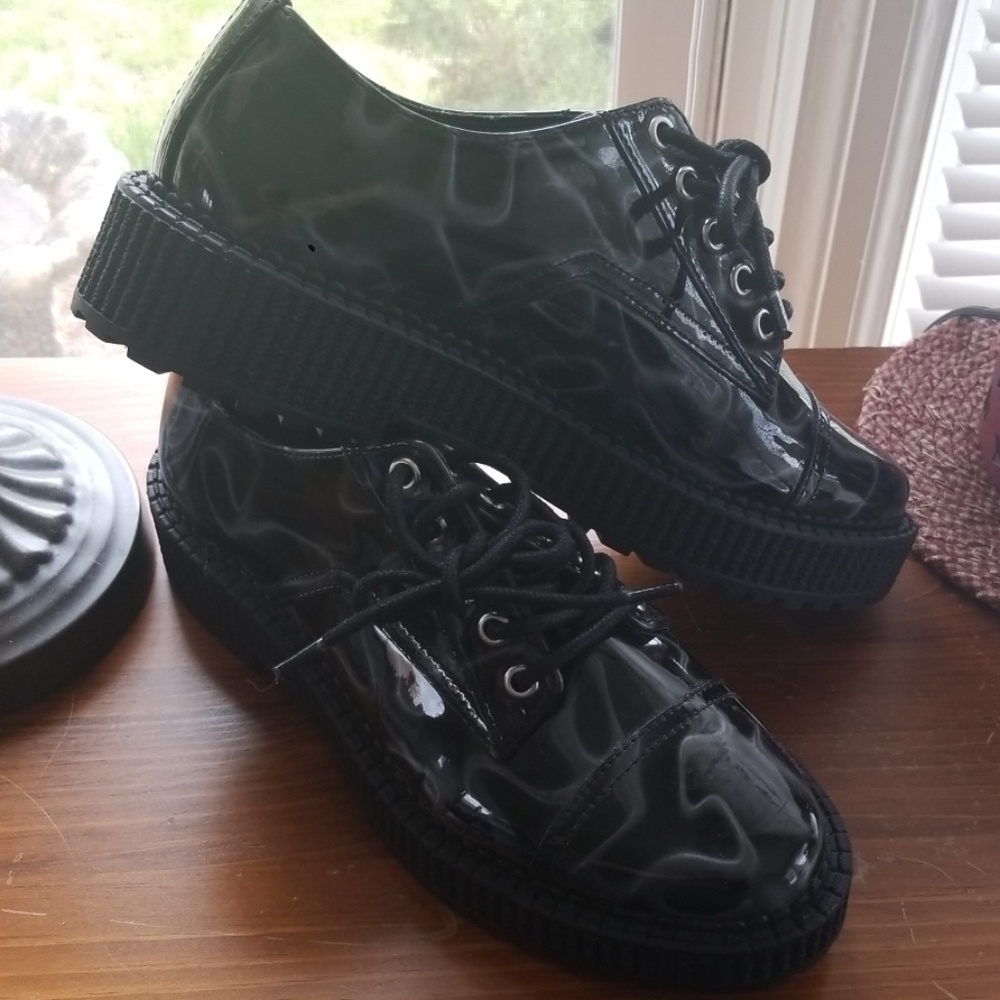 Katy Perry Black Patent Swirl Shoes
